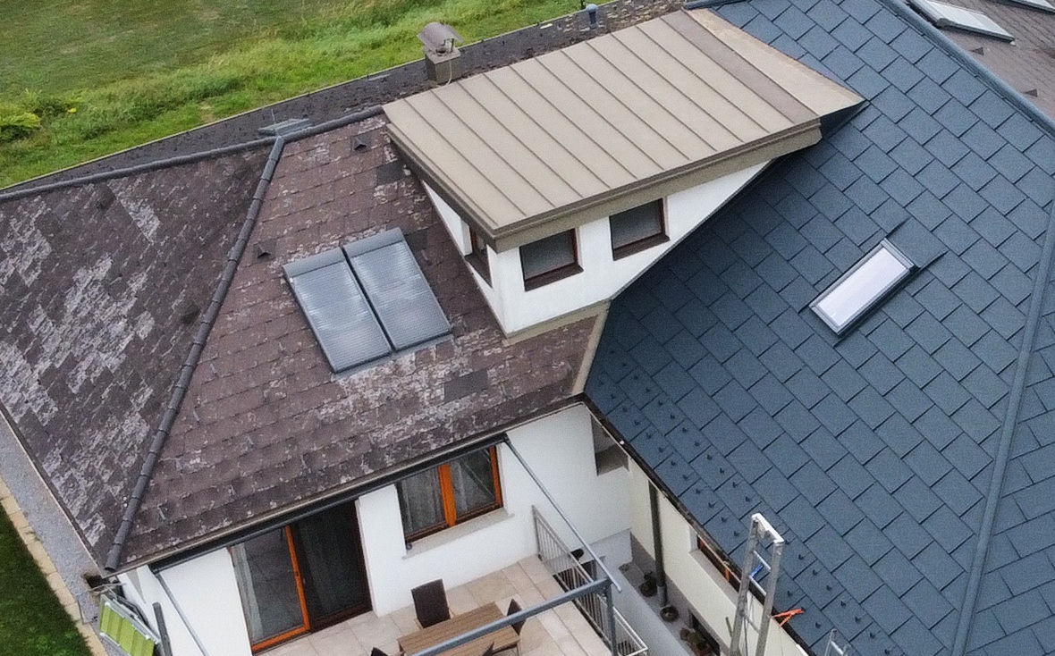 Altes und neues Dach nebeneinander auf einem Haus